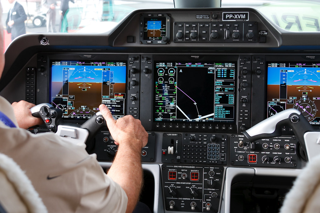 Embraer-Phenom-300-Cockpit